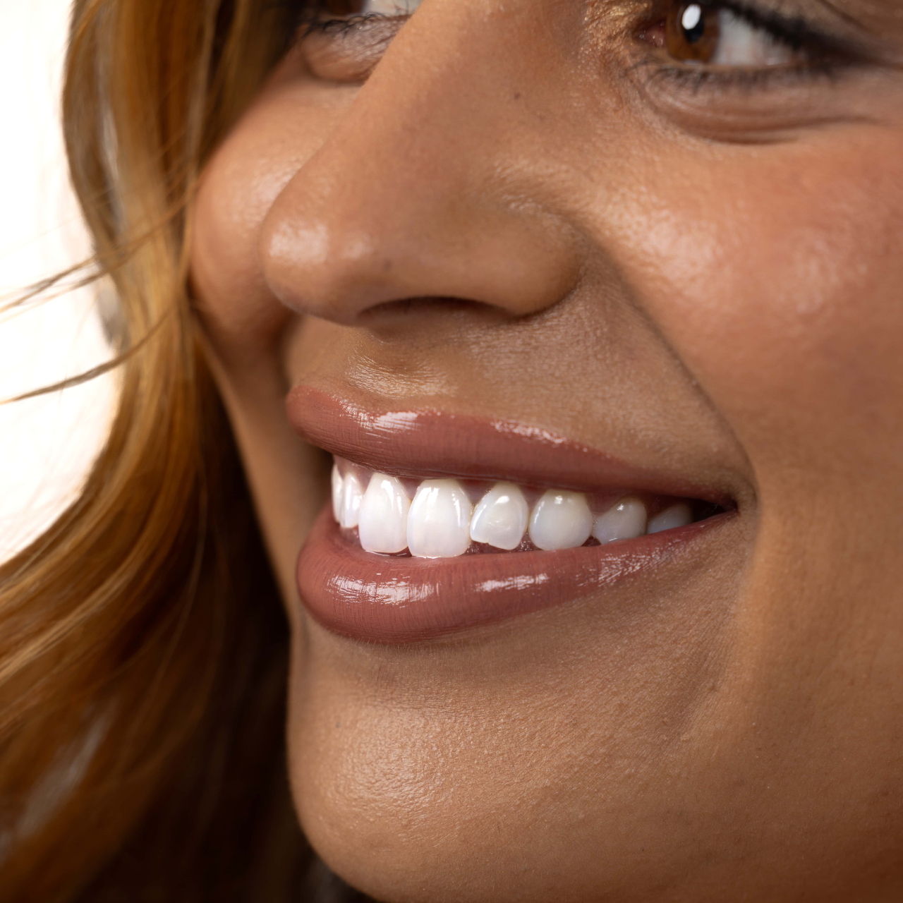 Plaža Nude Gloss Finish - The Mirror Shine Liquid Lipstick